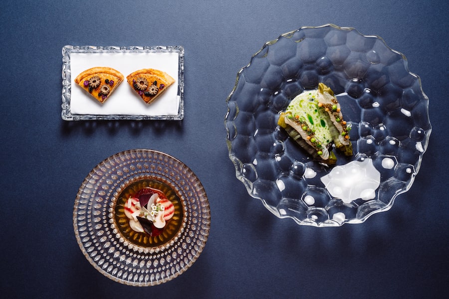 DANIEL ZEINDLHOFER Hamachi - Sellerie - Tigermilch Randen - Rind - Ingwer Gänseleber - Morchel - Crêpe - Guy Ravet & Daniel Zeindlhofer - Four-Hand-Sharing-Dinner Igniv Zürich - 05/2023 - Copyright Olivia Pulver