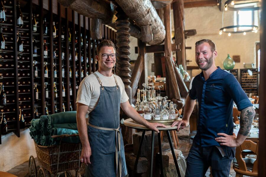 Alter Torkel, Jenins, Oliver Friedrich (l), Gatsgeber und David Esser, Koch, im Restaurant Alter Torkel, Jenins © Nik Hunger