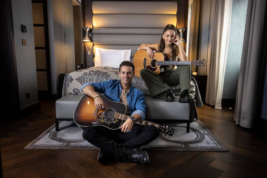 Bastian Baker und Schwester Maryne, Marine Kaltenbacher, aufgenommen im Hotel Sayoy in Lausanne.