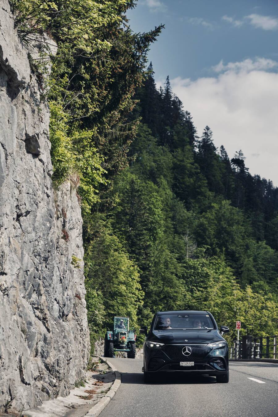 Mercedes Benz auf Bergstrasse im Sommer
