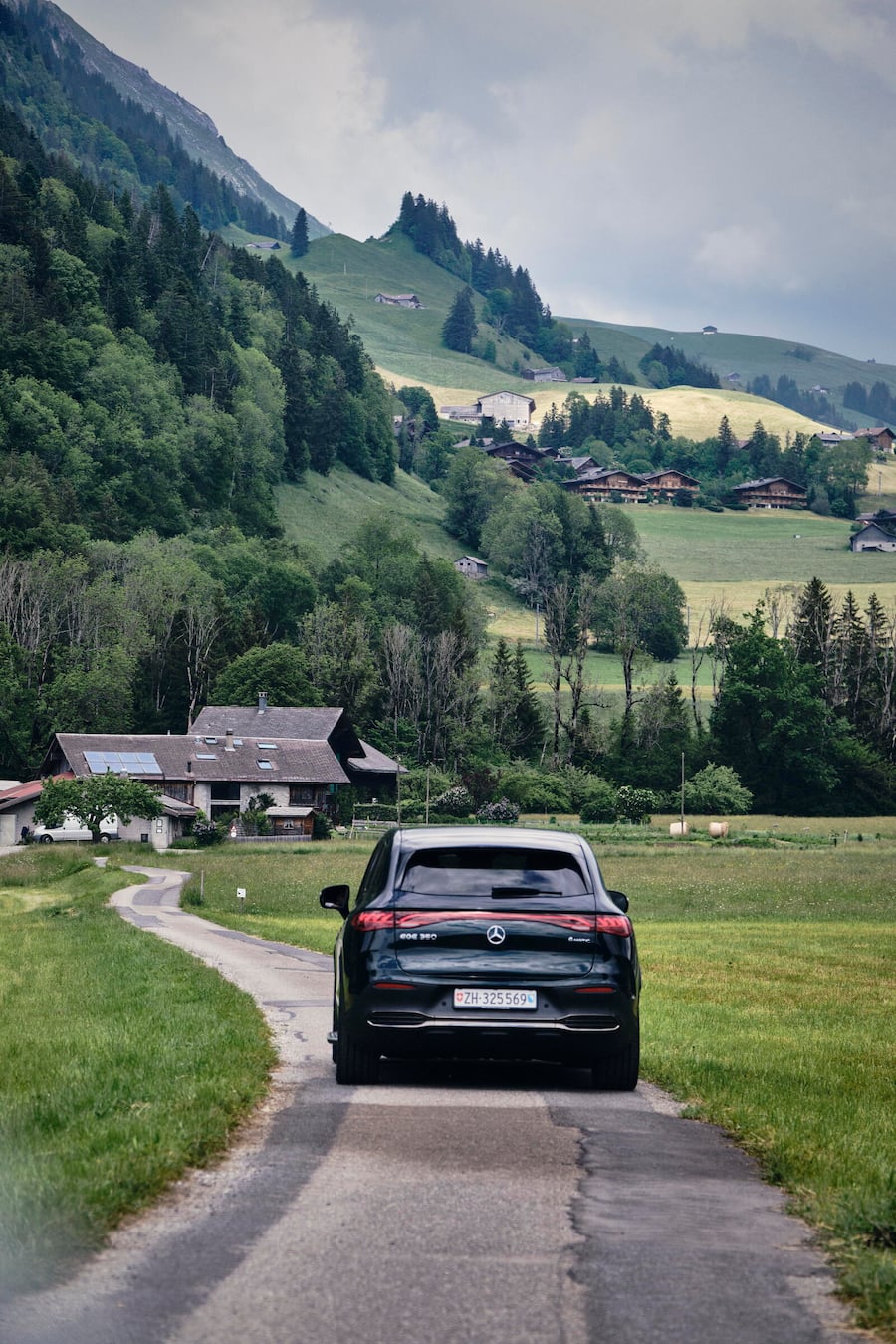 Mercedes EQ auf einer Landstrasse in der Westschweiz
