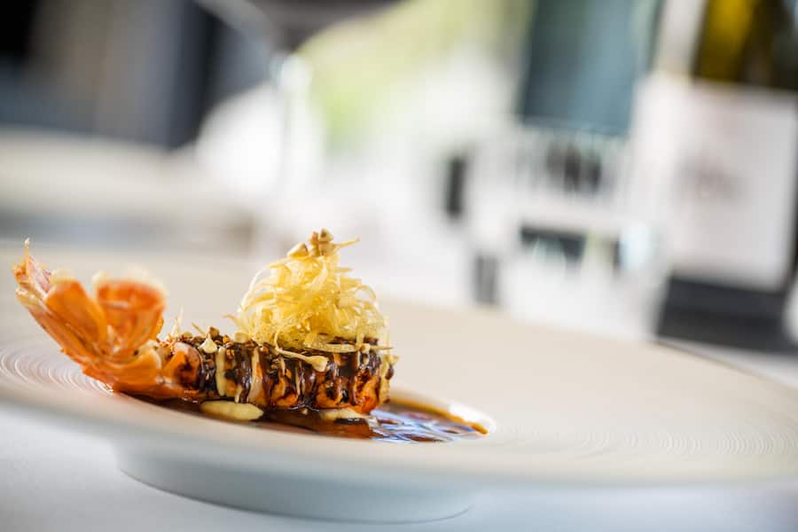 Benoit Carcenat, Restaurant Valrose 2022: Frittierte Langoustine mit Krustentier, Langoustinenjus, Kakao, Kakao-Gel, Artischockenpüree, Artischockensalat