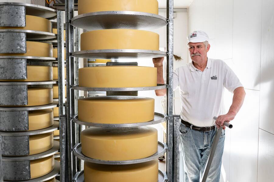 Buergenstock Produzenten, Mike Wehrle besucht Josef Bircher, Sbrinz-Lager