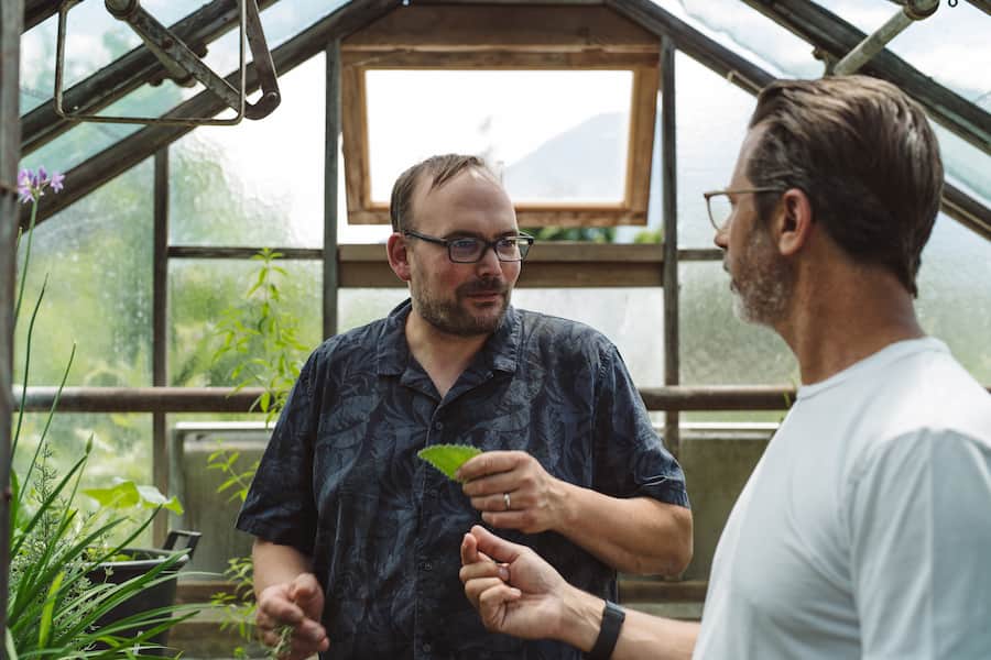 Michael Schneider (Swiss Mountain Spring) im Kräutergarten von Andreas Caminada - Videodreh Swiss Mountain Spring mit Andreas Caminada auf Schloss Schauenstein, Fürstenau - 06/2023 - Copyright Olivia Pulver