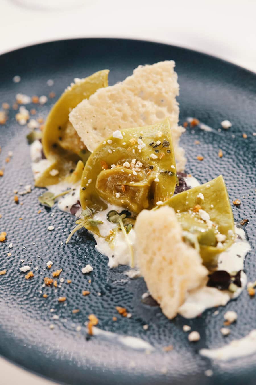 Teller: Ravioli col cuore d'oro ripteno di Ricotta e Parani con tuorto d'uovo e tartuffo nero (Ravioli di Giugnio) Klingler's Ristorante im Grand Hotel National Haldenstrasse 4 6006 Luzern Chef de Service: Chris da Col Chef: Valeriano Flori