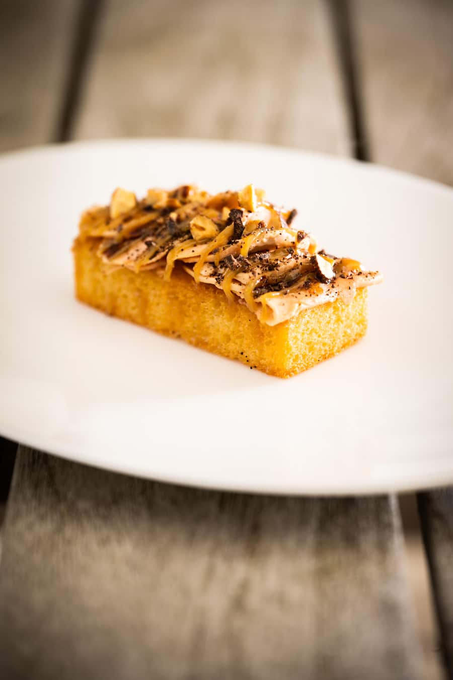 Brioche-Toeast mit gehobelter Gänseleber auf einem weissen Teller