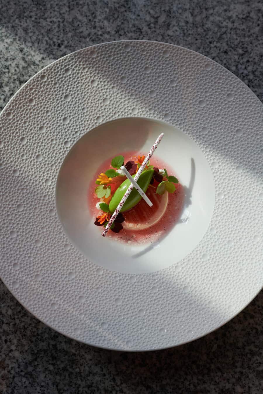 Gericht: Rhabarber Sauerklee Quark Yuzu. Dominik Sato und Fabian Toffolon, Zwillinge, The Japanese, Restaurant im Chedi, Andermatt, UR 2023