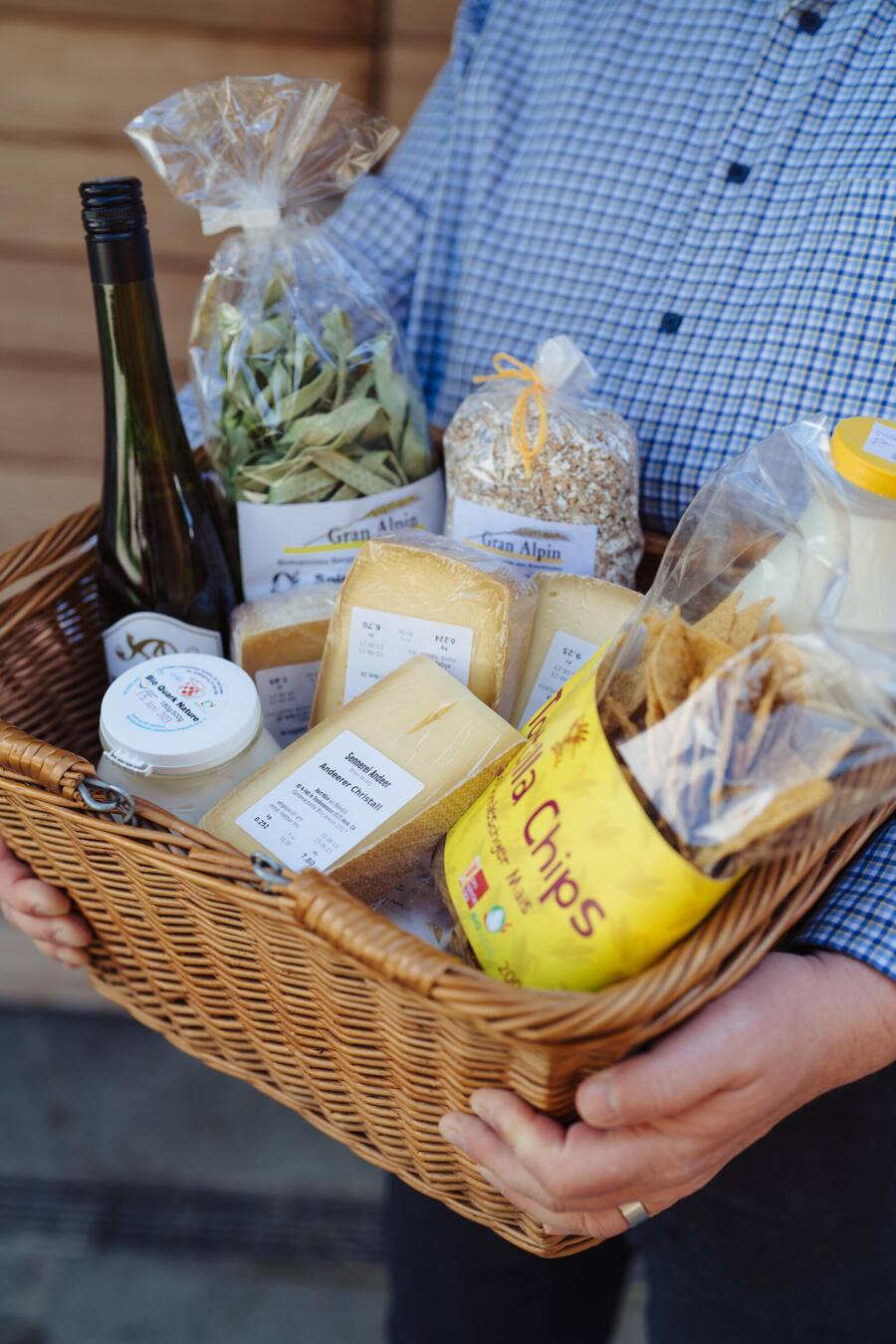 Reto mit Bio-Produkten aus dem Laden der Sennerei Biehnert (Floh und Maria) in Andeer - Reto Thörig, Bio Suisse / Bio Cuisine zu Besuch in Andeer - 06/2023 - Copyright Olivia Pulver