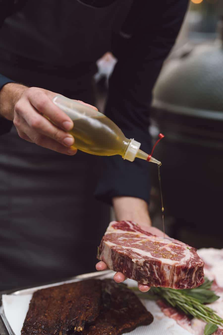 Fabio Lombardi (Küchenchef Rosaly's Zuerich) bereitet verschiedene Stücke von Luma Delikatessen zu - 06/2023 - Copyright Olivia Pulver