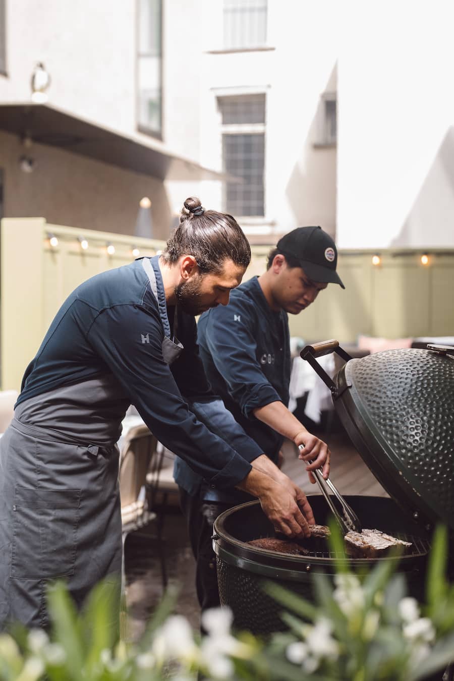 Fabio Lombardi (Küchenchef Rosaly's Zuerich) und Roberto Chasseur (Sous Chef) bereiten verschiedene Stücke von Luma Delikatessen zu - 06/2023 - Copyright Olivia Pulver