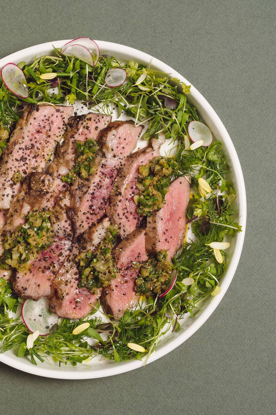 Secreto vom Pata Negra Schwein (Luma) mit Kräutersalat - Fabio Lombardi (Küchenchef Rosaly's Zuerich) bereitet verschiedene Stücke von Luma Delikatessen zu - 06/2023 - Copyright Olivia Pulver