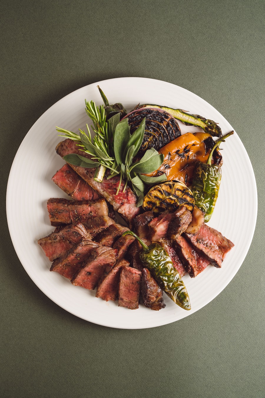 Côte de Boeuf von Luma Delikatessen mit Grillgemüse - Fabio Lombardi (Küchenchef Rosaly's Zuerich) bereitet verschiedene Stücke von Luma Delikatessen zu - 06/2023 - Copyright Olivia Pulver