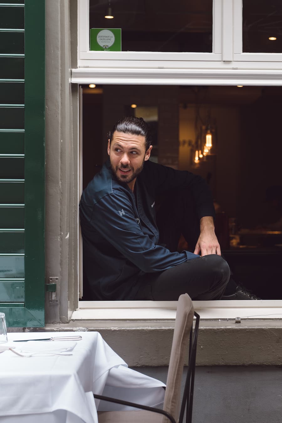 Fabio Lombardi (Küchenchef Rosaly's Zuerich) bereitet verschiedene Stücke von Luma Delikatessen zu - 06/2023 - Copyright Olivia Pulver