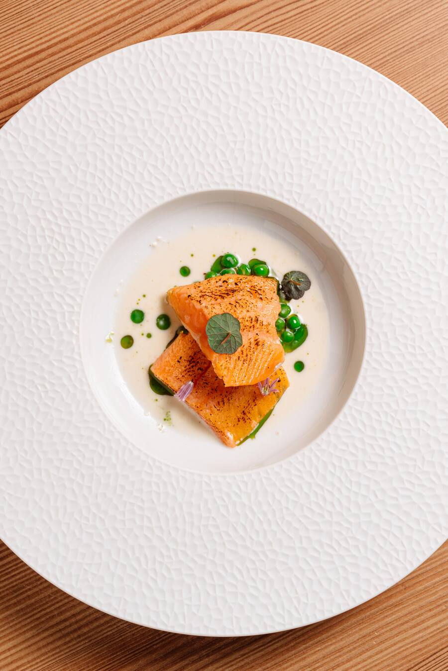 BREMGARTNER KONFIERTE FORELLEN Shitake Dashi Velouté - Bärlauch - Gartenerbsen - Wird in der Beiz des Hotel Post serviert - Reto Thörig, Bio Suisse / Bio Cuisine zu Besuch in Andeer - 06/2023 - Copyright Olivia Pulver