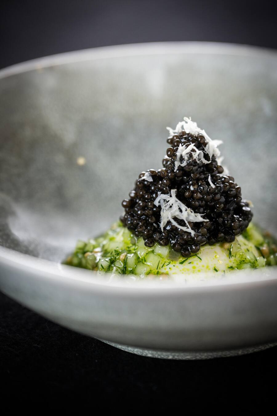 Passt zu Rosé: Oona-Kaviar mit Gurkenrelish und Meerrettich.