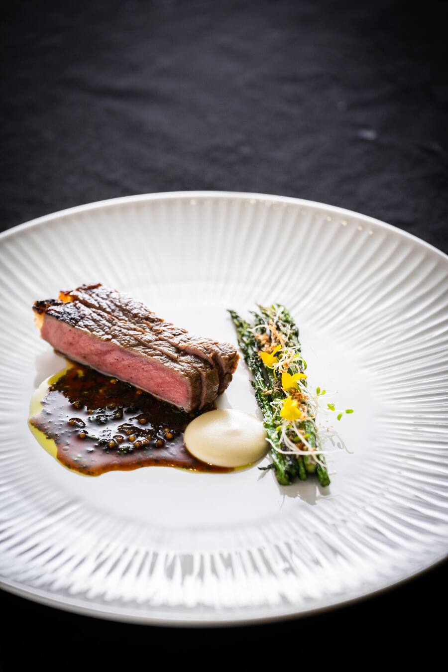 Betörende Röstnoten: Baselbieter Entrecôte mit Spargeln.