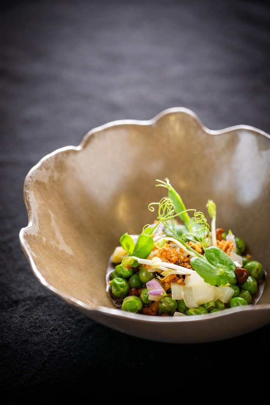 So schmeckt Frühsommer: Gartenerbsen, Eierschwämmchen & Spargelflan.