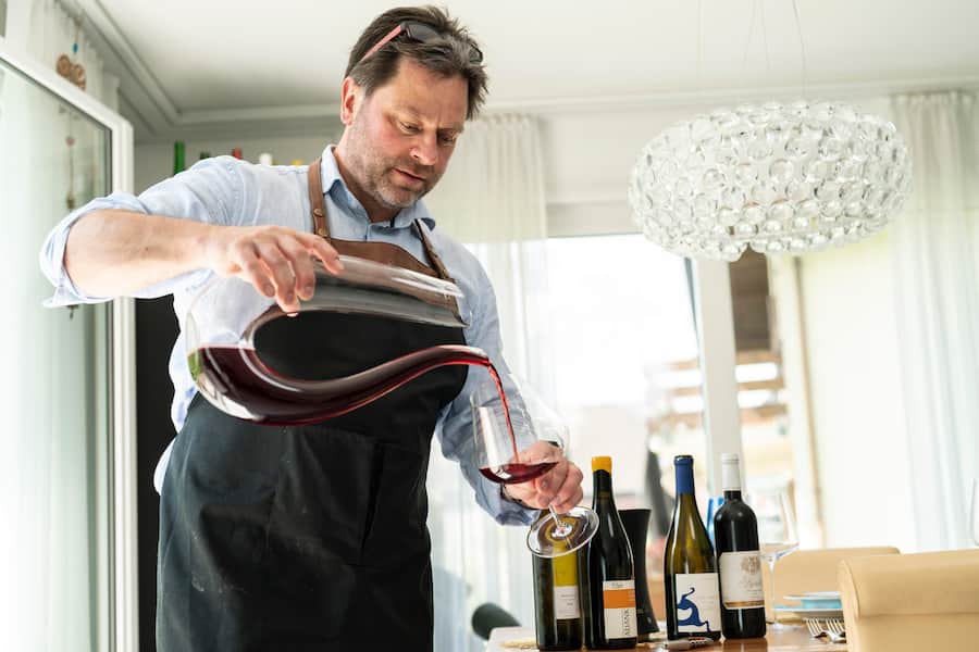 Geni Hess Junior, in seiner Wohnung in Engelberg, Dekantieren