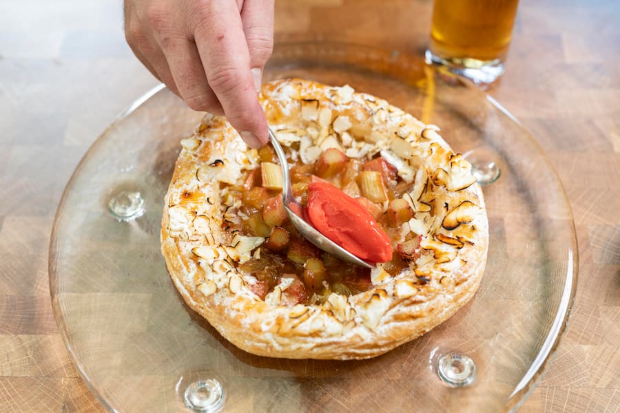 Geni Hess Junior, in seiner Wohnung in Engelberg, Tarte de Rubarbre mit Erdbeerglacé