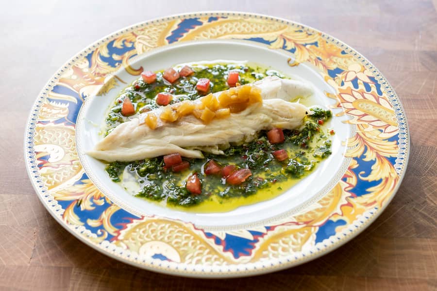 Geni Hess Junior, in seiner Wohnung in Engelberg, Loup de Mer in Salzkruste