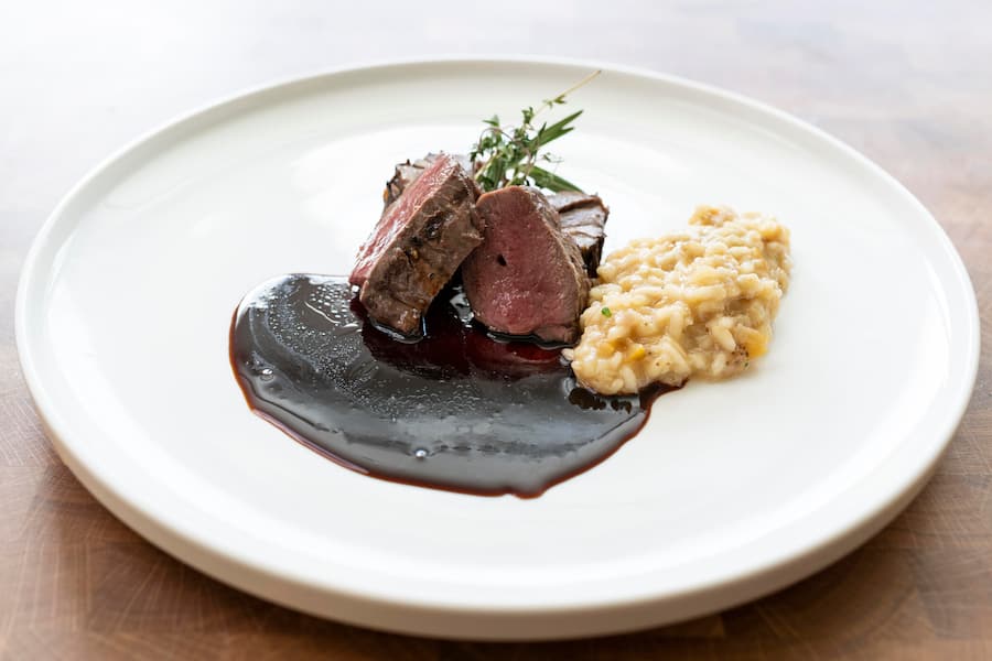 Geni Hess Junior, in seiner Wohnung in Engelberg, Rehrücken und Gams mit Risotto