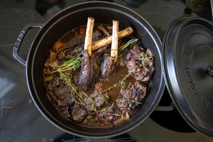 Geni Hess Junior, in seiner Wohnung in Engelberg, Rehrücken und Gams