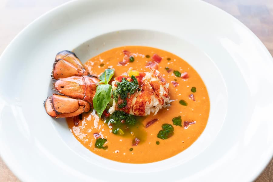 Geni Hess Junior, in seiner Wohnung in Engelberg, Hummer