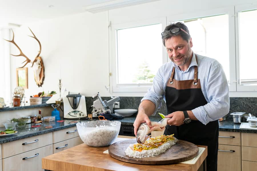 Geni Hess Junior, in seiner Wohnung in Engelberg, Loup de Mer in Salzkruste