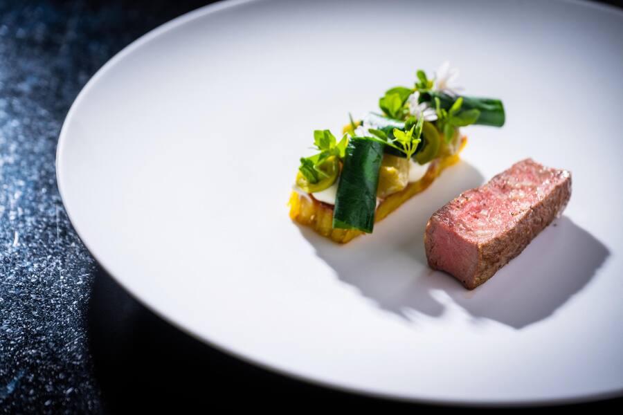 Gilad Peled kocht im Restaurant Collonal 2023: Appenzeller Lamm, Artischocken, Oliven, Majoran, Belper Knolle