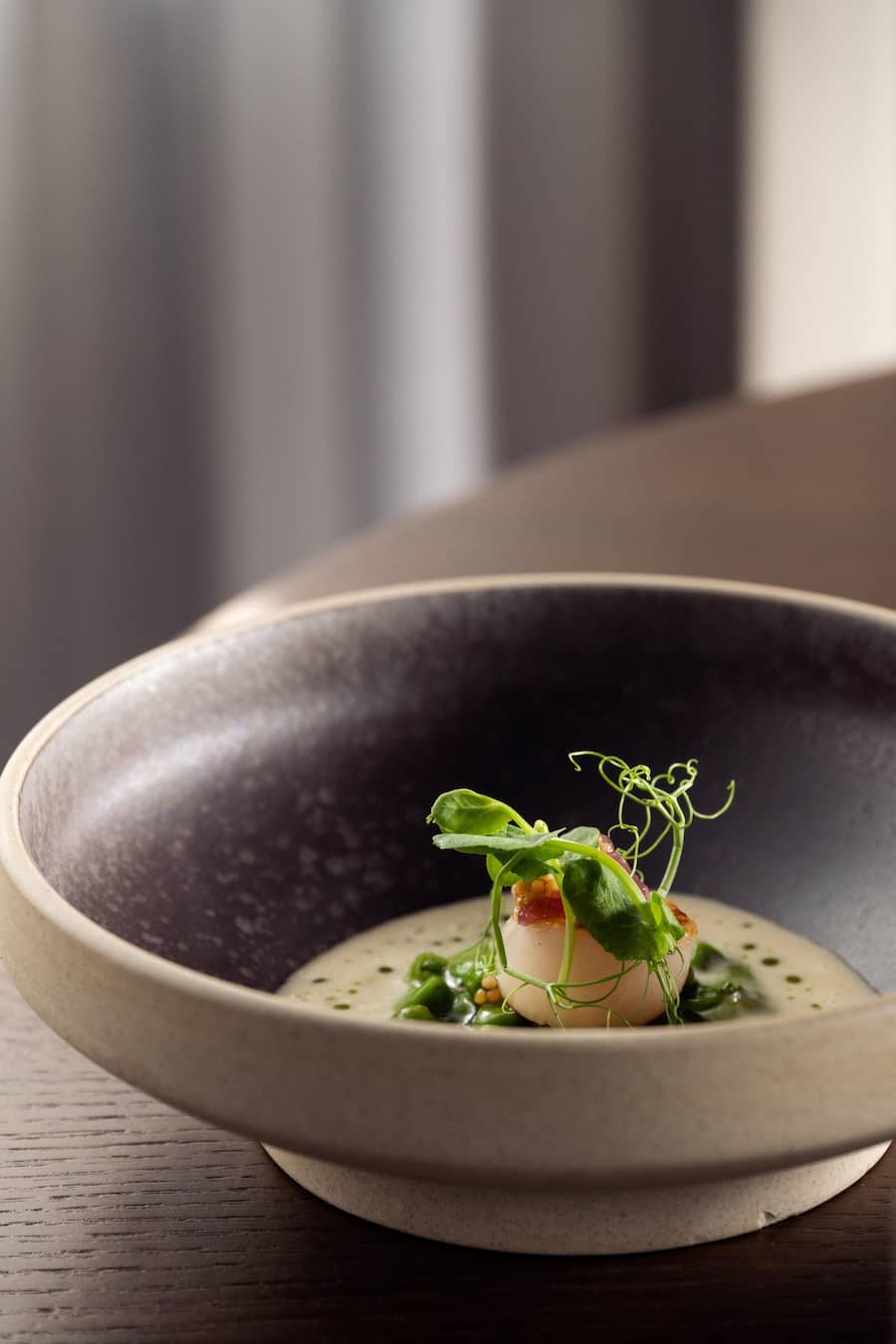 GM_Negral_Löwen_St.Urban_Jakobsmuschel aus Holland, Erbsencreme, Erbsensalat, Minzöl-Beurre blanc, eingelegte rote Zwiebeln, Dijonsenfkernen