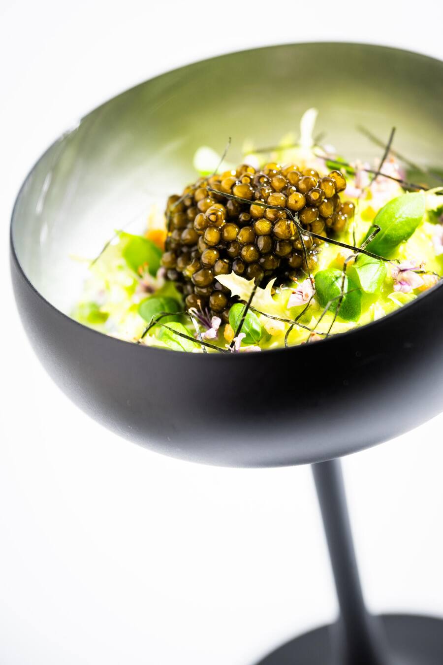 Heiko Nieder kocht mit Jonnie Boer 2023: Kaviar, Gillardeau-Auster, Basilikum, Wasabi, Meeresgrün