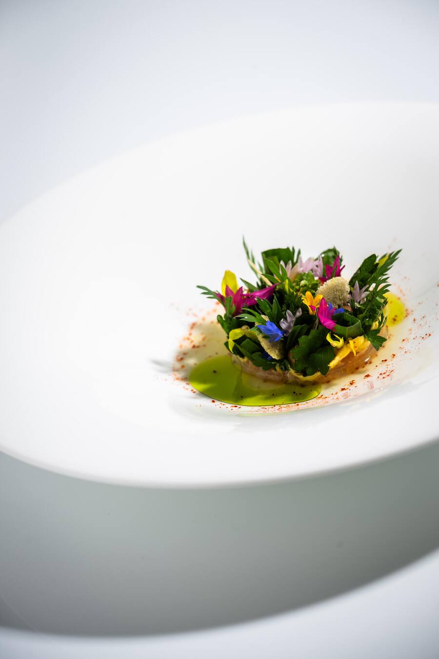 Heiko Nieder kocht mit Jonnie Boer 2023: Kaninchen mit Gartenkräutern, Miso, Pilzen, grüne Tomate