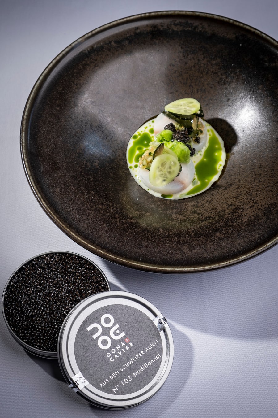 L'entrée présentée par le restaurant du Bourg (Bienne) : Sandre,concombre, fleur de sureau & Oona Caviar no.103