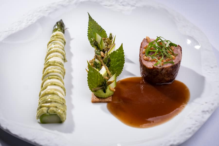 Le plat, présenté par Gerber Wyss: Filet de veau, asperges sauvages et de culture & agastache du jardin.