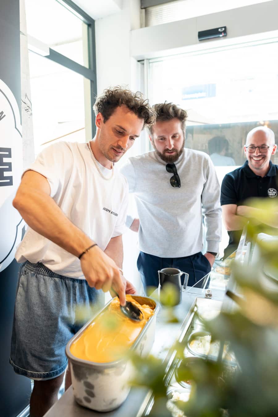 Kalte Lust, Dominik Hartmann lanciert seine neue Glacé Sanddorn Aprikosen Miso Karamell, Glacénockenstechen Contest