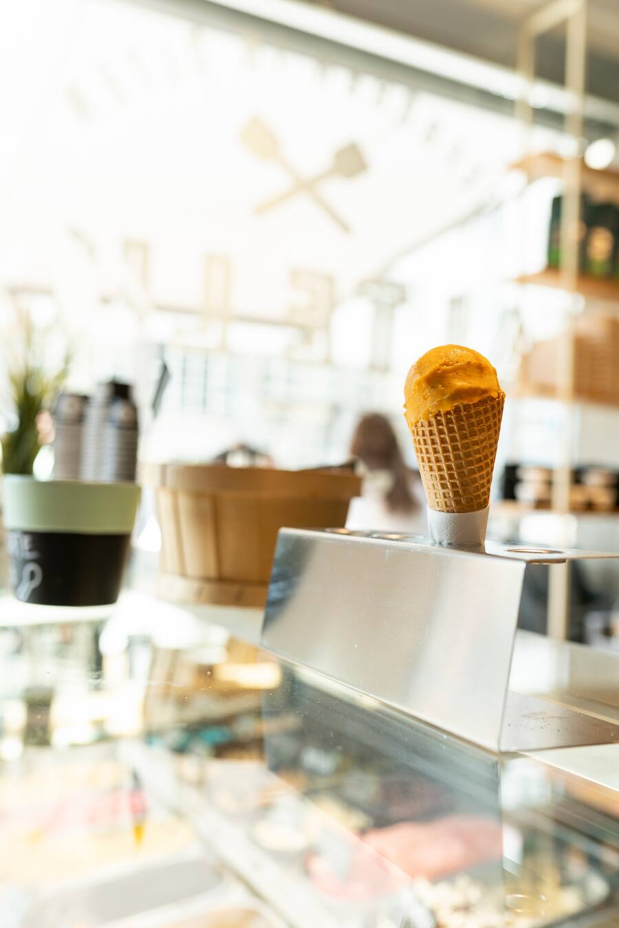 Kalte Lust, Dominik Hartmann lanciert seine neue Glacé Sanddorn Aprikosen Miso Karamell