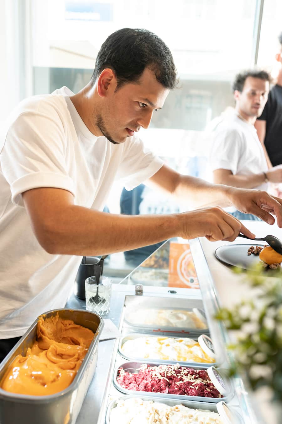 Kalte Lust, Dominik Hartmann lanciert seine neue Glacé Sanddorn Aprikosen Miso Karamell, Glacénockenstechen Contest, Dave Wälti, Sieger