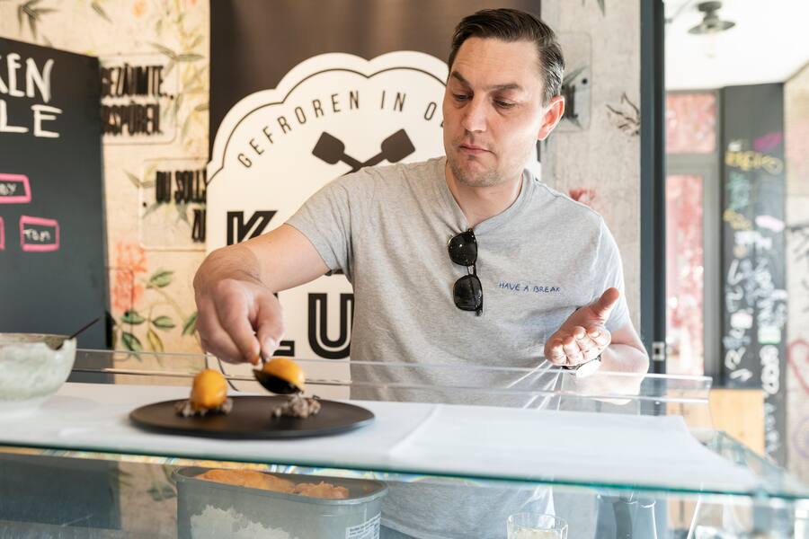 Kalte Lust, Dominik Hartmann lanciert seine neue Glacé Sanddorn Aprikosen Miso Karamell, Glacénockenstechen Contest