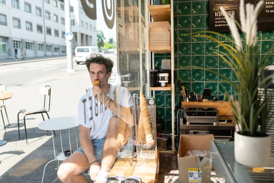 Kalte Lust, Dominik Hartmann lanciert seine neue Glacé Sanddorn Aprikosen Miso Karamell