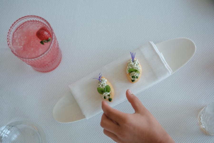 Kiner essen bei Stéphane Décotterd © 2023 Stephane Kurdyban / Time Prod