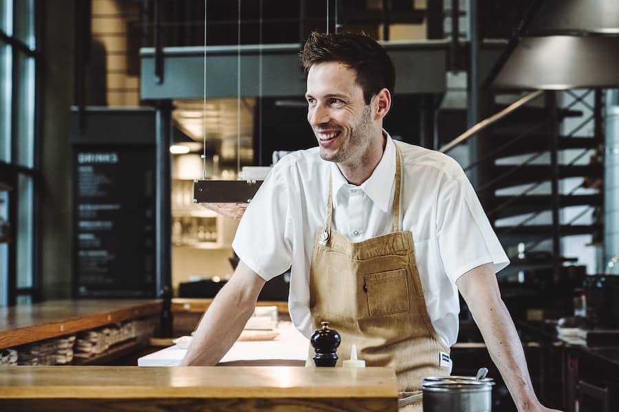 Markus Arnold (Chefkoch Steinhalle Bern) zeigt uns seine liebsten Sommergerichte und den Kräuter- bzw. Gemüsegarten auf der Terasse der Steinhalle: Urban Gardening. - Montag, 3. Juni 2019 - Copyright Olivia Pulver