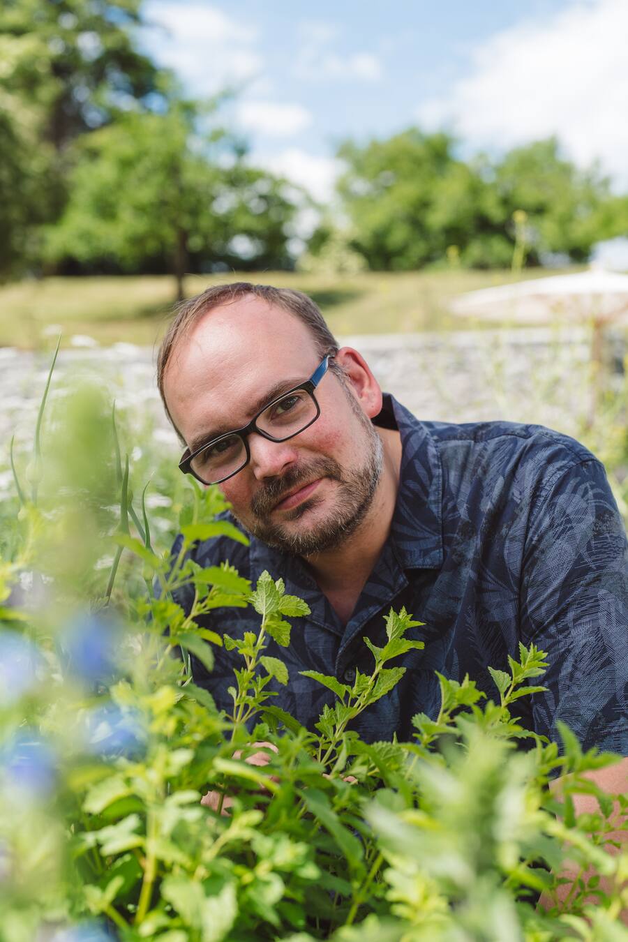 Michael Schneider (Swiss Mountain Spring) im Kräutergarten von Andreas Caminada - Videodreh Swiss Mountain Spring mit Andreas Caminada auf Schloss Schauenstein, Fürstenau - 06/2023 - Copyright Olivia Pulver