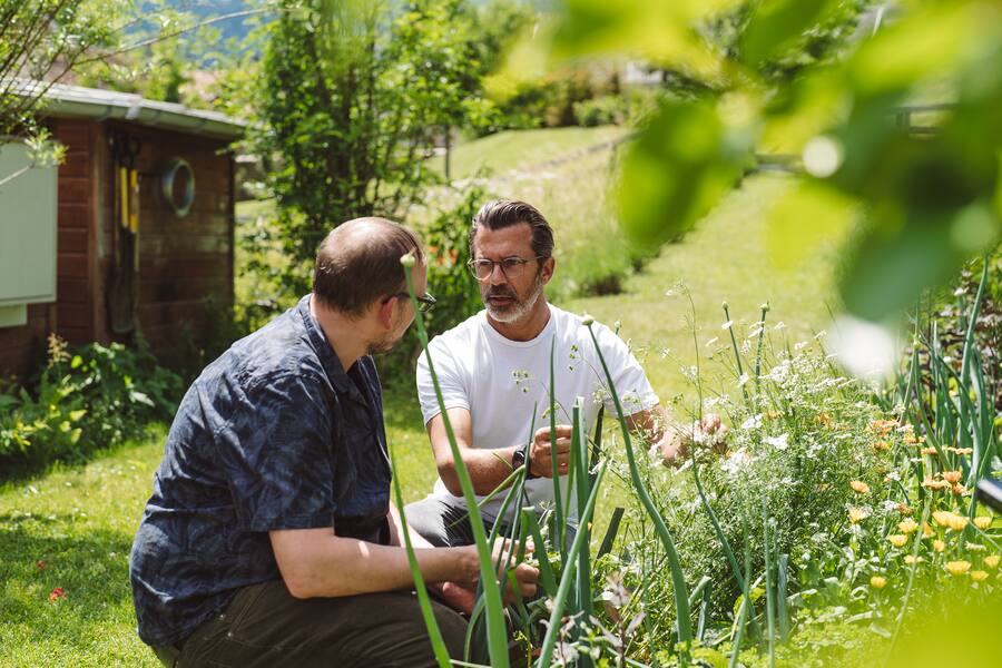 Michael Schneider (Swiss Mountain Spring) im Kräutergarten von Andreas Caminada - Videodreh Swiss Mountain Spring mit Andreas Caminada auf Schloss Schauenstein, Fürstenau - 06/2023 - Copyright Olivia Pulver