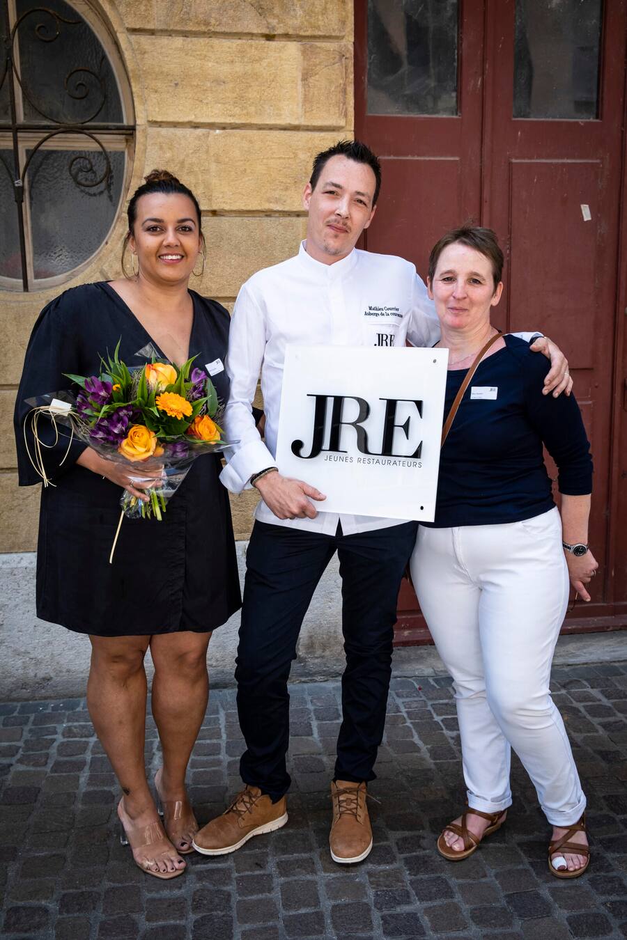 Mathieu Courrier (Mitte) mit seiner Frau Noémie und Marilyne Nozahic.