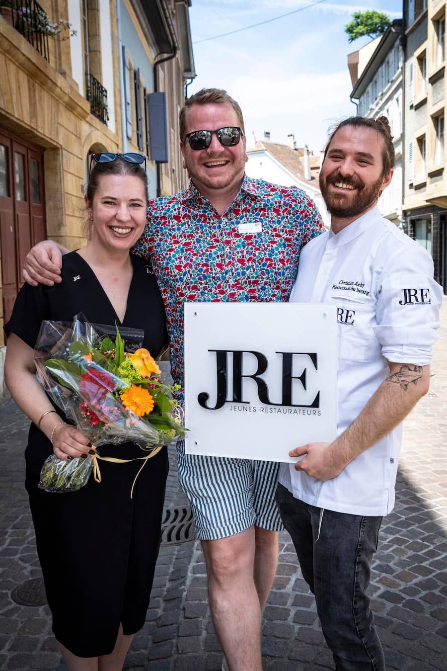 Marc Joshua Engel (Mitte), Chefkoch der Three Friends in Schernelz (15/20), ist Pate von Christian Aeby (rechts), der vor zwei Jahren (16/20) das Du Bourg in Biel übernommen hat Fiona Liengme.