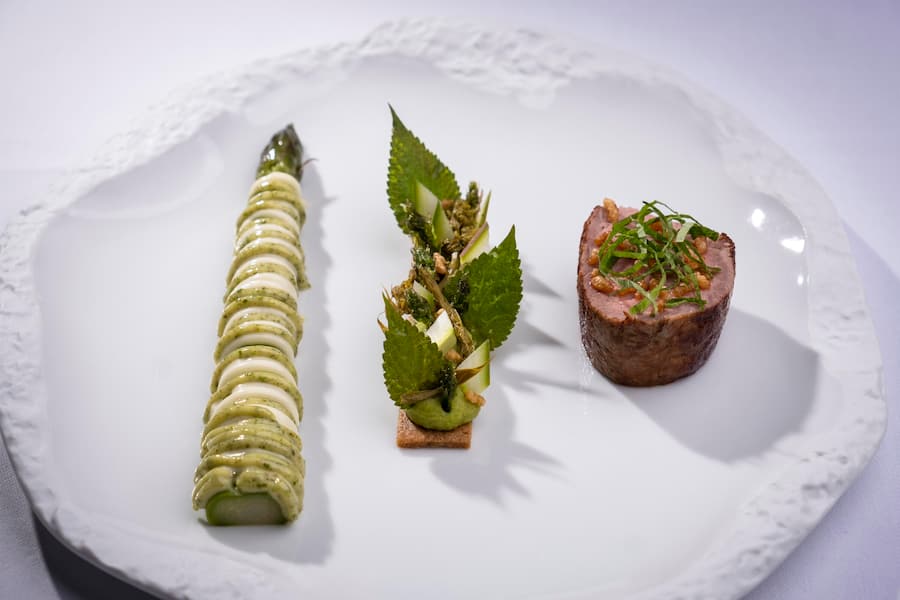 Le plat, présenté par Gerber Wyss: Filet de veau, asperges sauvages et de culture & agastache du jardin.