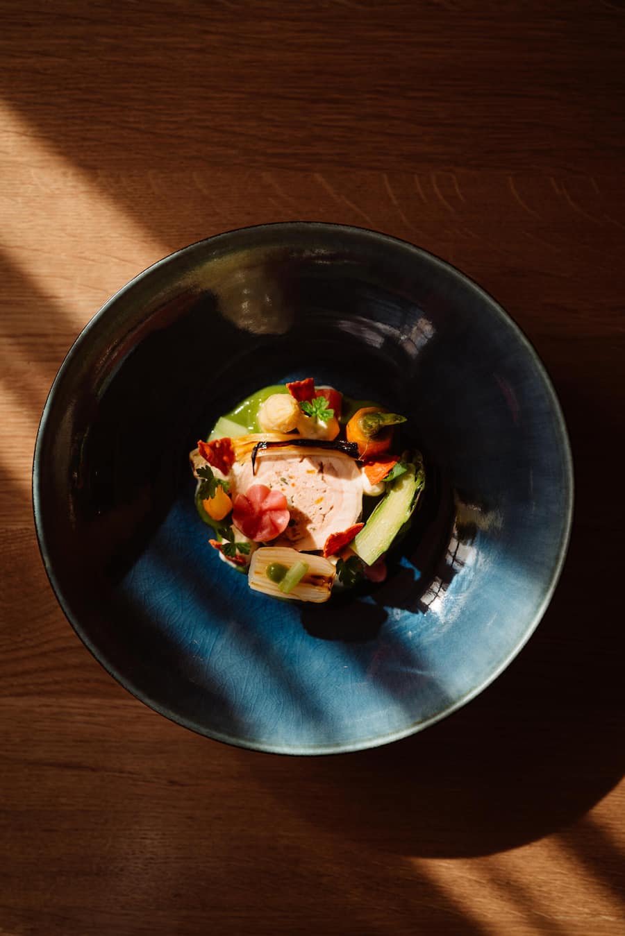 Poulet-Galantine gefüllt mit Farce, mit Spargel und Frühlingsgemüse - Patrick Germann (Bären in Schwarzenburg) bezieht seine Forellen von der naturnahen Bio-Zucht Naturkreislauf - Schwarzenburg - 05/2023 - Copyright Olivia Pulver