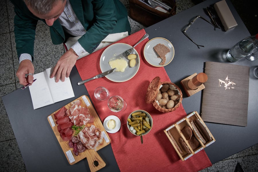 Sierre, le 30 mai 2023, Dégustation de fromages a Raclette au Château de Villa, en compagnie de : Böniger tranchiert... Raclette im Château de Villa, Sierre © Sedrik Nemeth