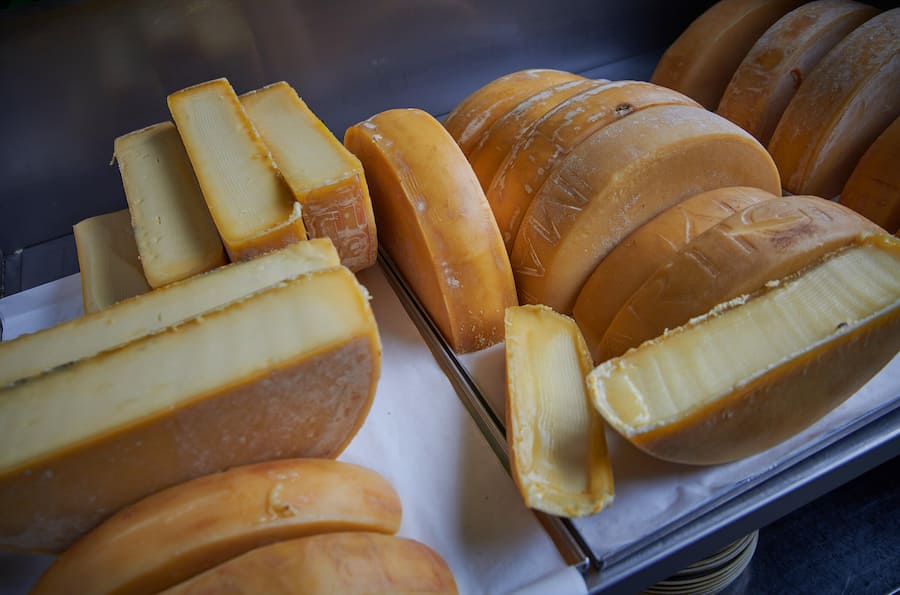 Sierre, le 30 mai 2023, Dégustation de fromages a Raclette au Château de Villa, en compagnie de : Böniger tranchiert... Raclette im Château de Villa, Sierre © Sedrik Nemeth