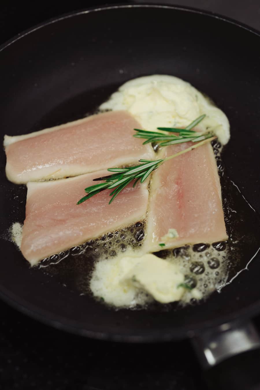 Regenbogenforelle - Patrick Germann (Bären in Schwarzenburg) bezieht seine Forellen von der naturnahen Bio-Zucht Naturkreislauf - Schwarzenburg - 05/2023 - Copyright Olivia Pulver